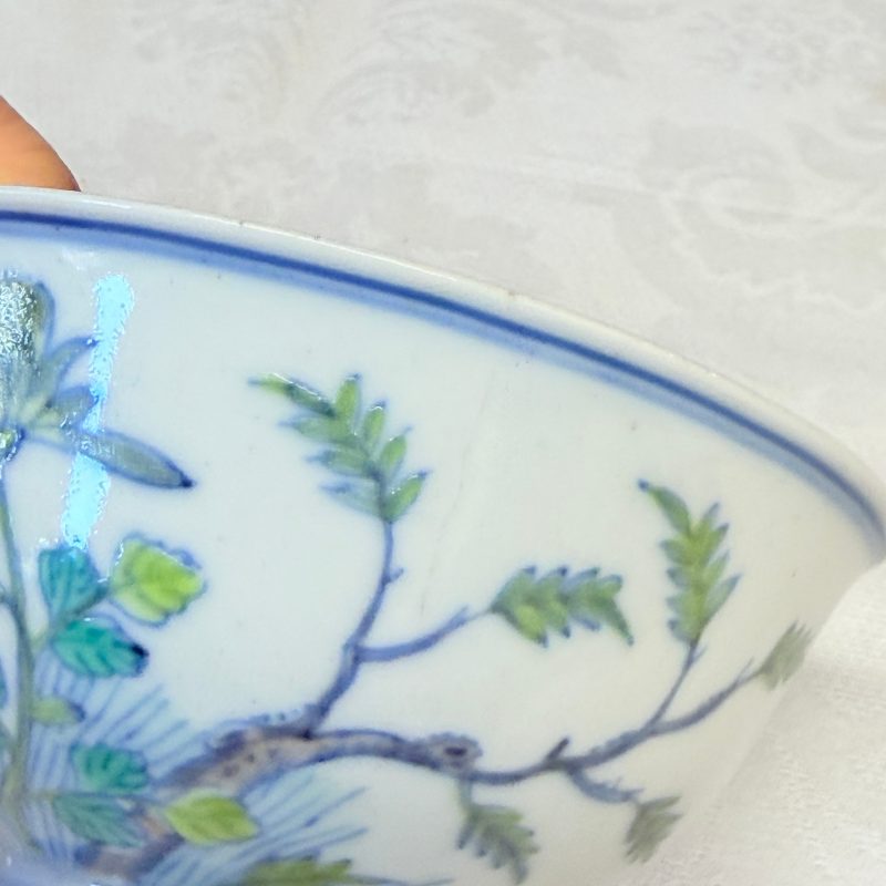 A pair of Chinese doucai bowls with floral design - 图18