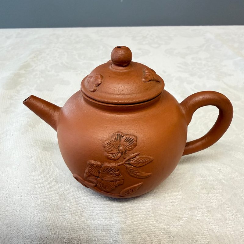 A Chinese Yixing stoneware teapot and cover with floral relief design - 图8