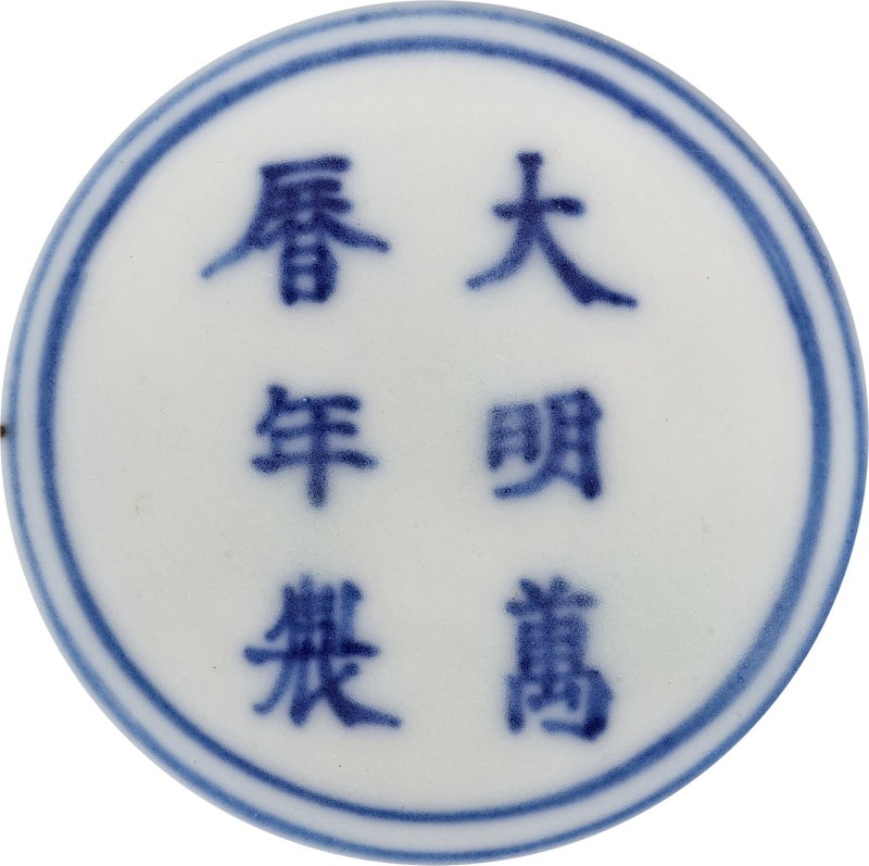 A small wucai 'bird and flower' jar, Mark and period of Wanli | 明萬曆　五彩錦地開光花鳥紋小罐　《大明萬曆年製》款 - 图2