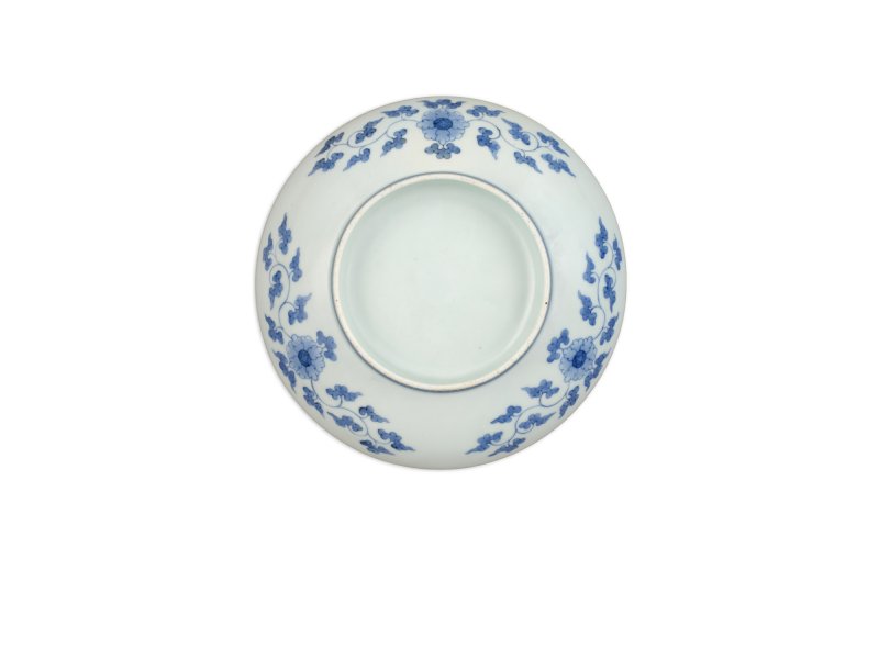 A porcelain dish, Nabeshima ware, Hizen, Edo period, late 17th – early 18th century | 色絵波涛桜花柴垣文皿　肥前　鍋島藩窯　江戸時代中期　17世紀後半～18世紀前半 - 图3