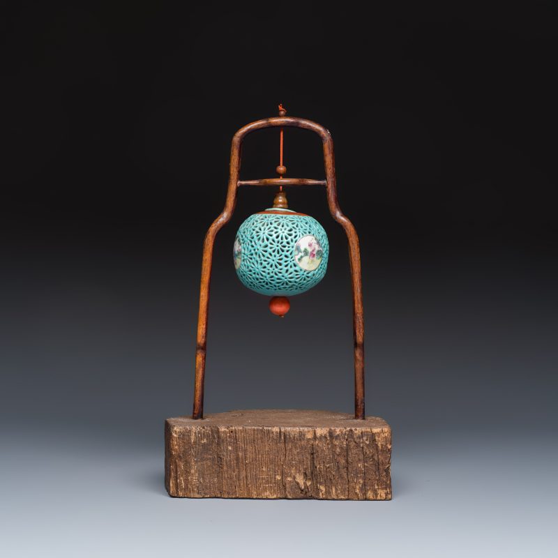 A Chinese famille rose turquoise-ground reticulated incense ball and cover, and a wooden stand - 图3