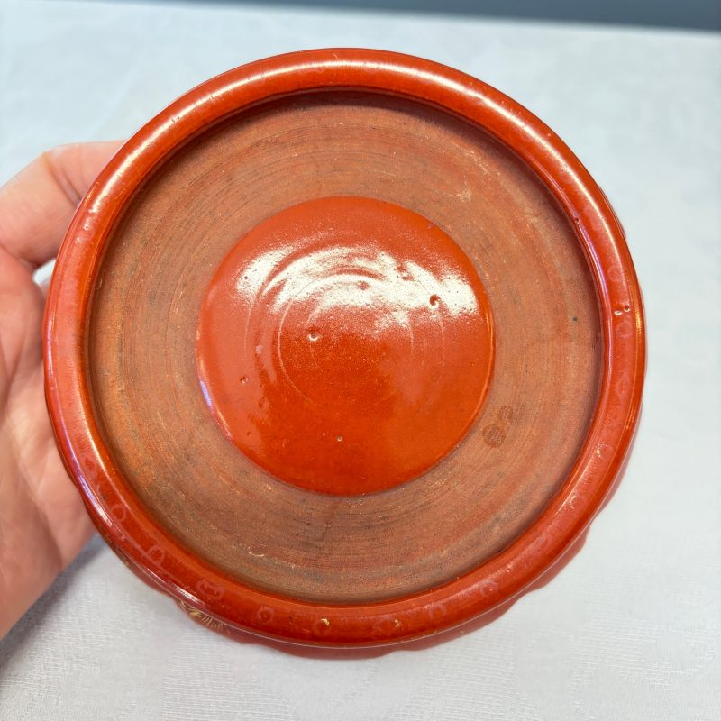 A Chinese gilt-decorated coral-red-glazed stand - 图13