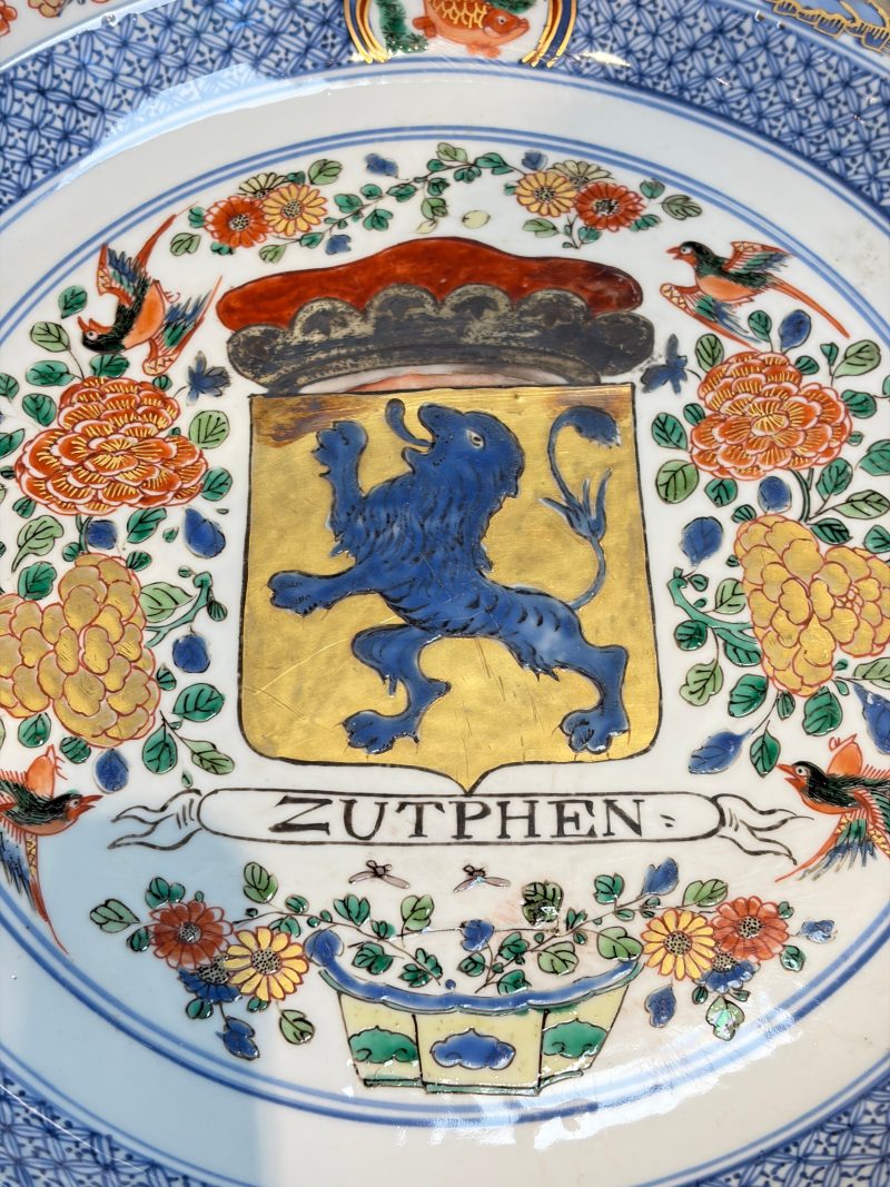 A large Chinese famille verte armorial 'Provinces' dish with the arms of Zutphen - 图10
