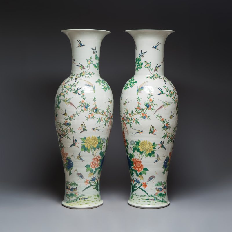 A massive pair of Chinese famille verte 'Phoenixes and Birds' vases - 图3
