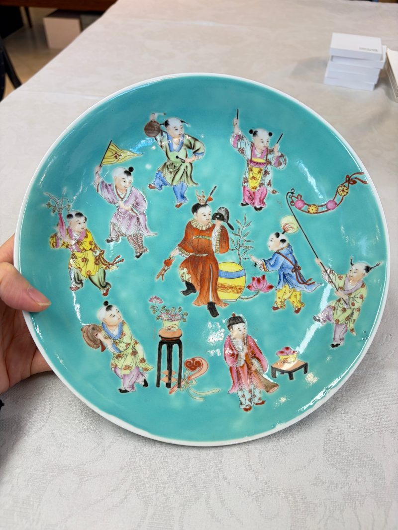 A Chinese famille rose turquoise-ground 'Playing Boys' plate - 图3