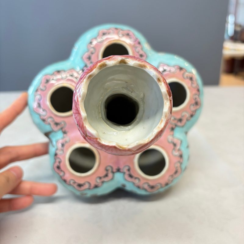 A Chinese famille rose turquoise-ground Dayazhai-style 'Dragons' vase - 图13