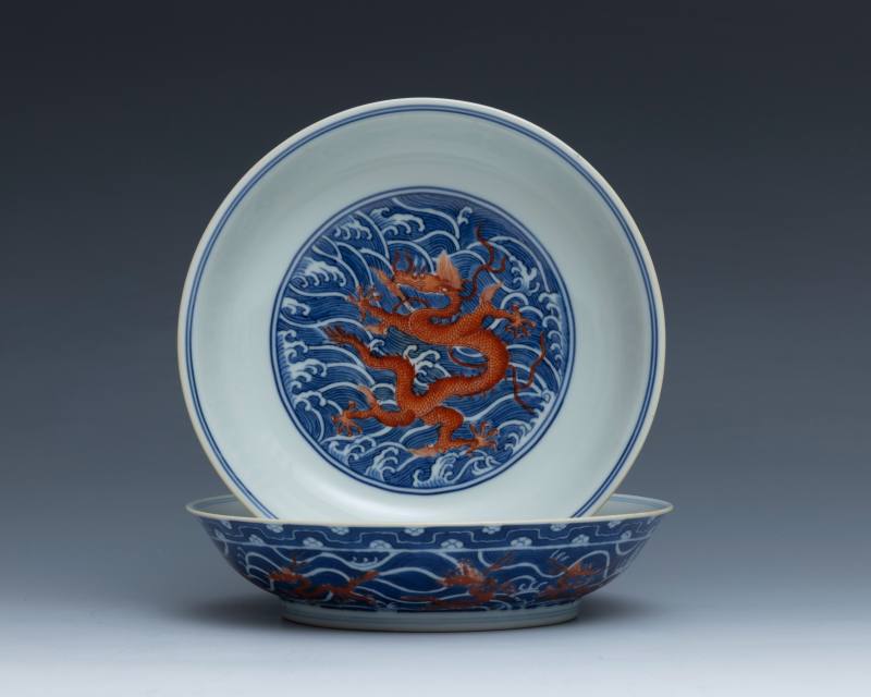 A pair of iron-red and underglaze-blue-decorated 'dragon' dishes, Daoguang mark and of the period (1821-1850) - 图2