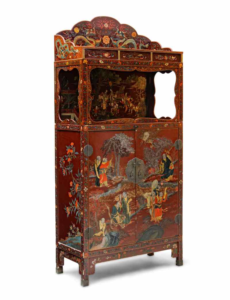 A pair of square-corner red, polychrome and gilt lacquer display cabinets, Lianggegui - 图7