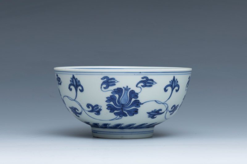 A pair of blue and white 'lotus scroll' bowls, Kangxi mark and of the period (1662-1722) - 图5