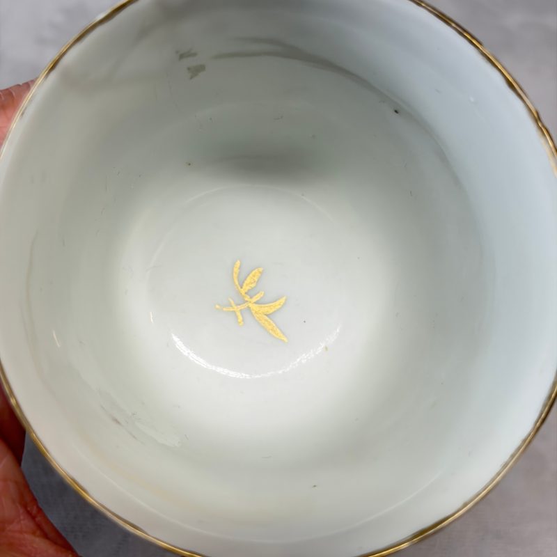 Three sets of Chinese export famille rose and grisaille 'European Subject' tea bowls and saucers - 图44
