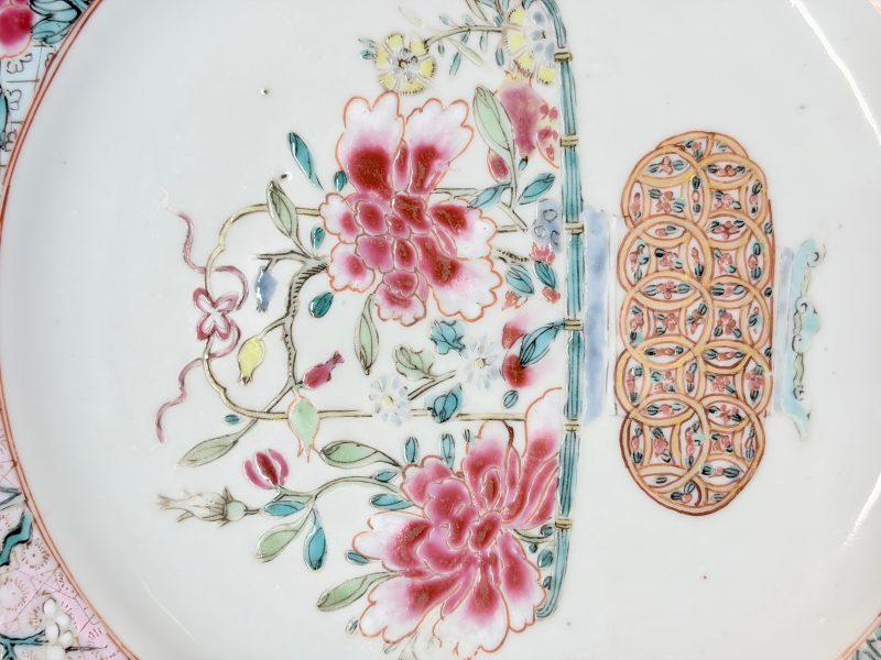 Two pairs of Chinese famille rose plates - 图16