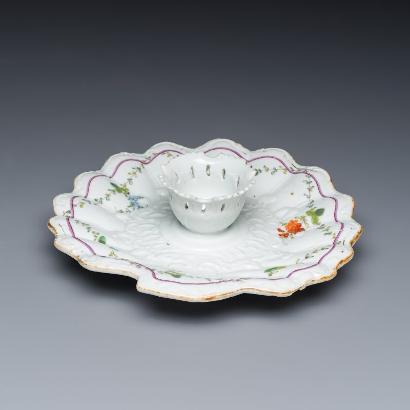 A Chinese famille rose trembleuse stand or 'Mancerina' for the Spanish or Mexican market