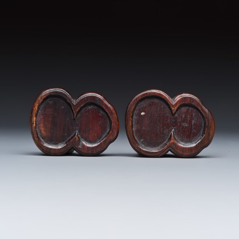 A pair of Chinese famille verte sancai biscuit duck-and-lotus-form water droppers on later wooden stands - 图8