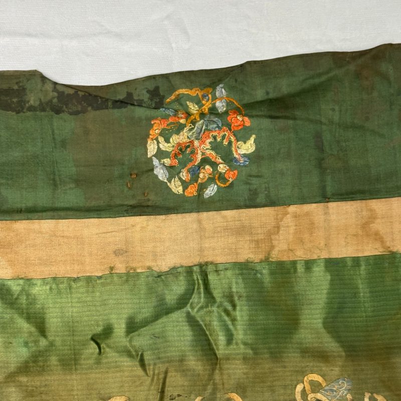 A Chinese embroidered silk 'Dragon and Phoenixes' panel - 图9