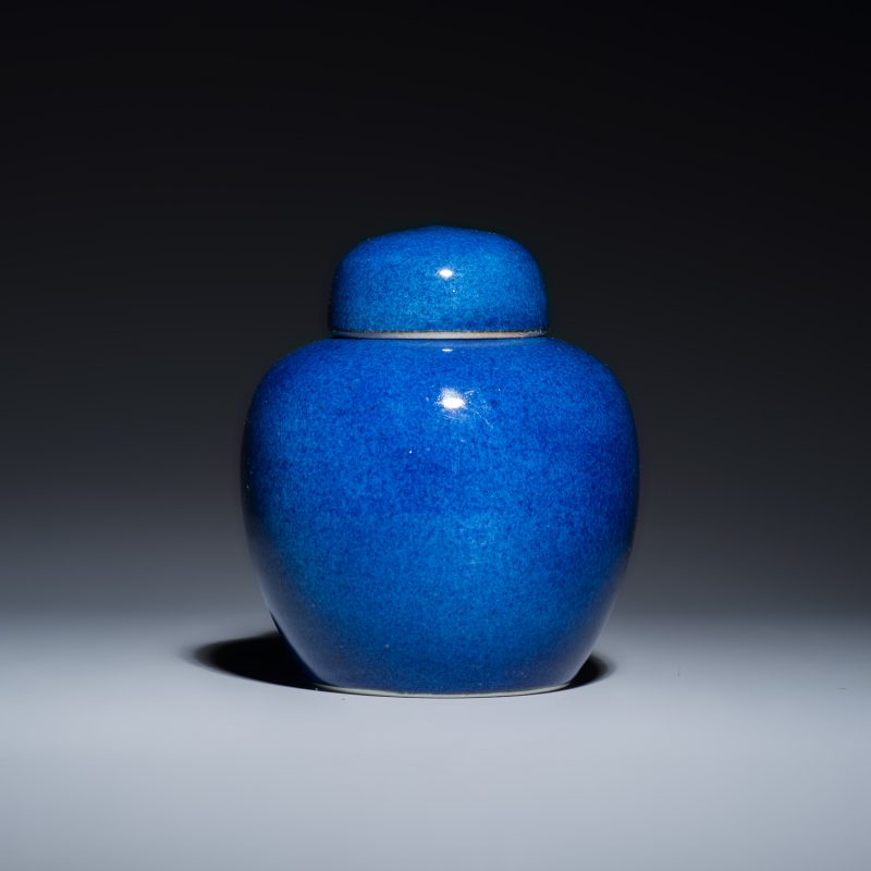 Three Chinese monochrome wares, one with a wooden stand - 图9