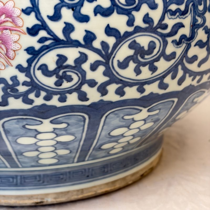 A large Chinese famille rose 'Hu' vase with birds and butterflies - 图17