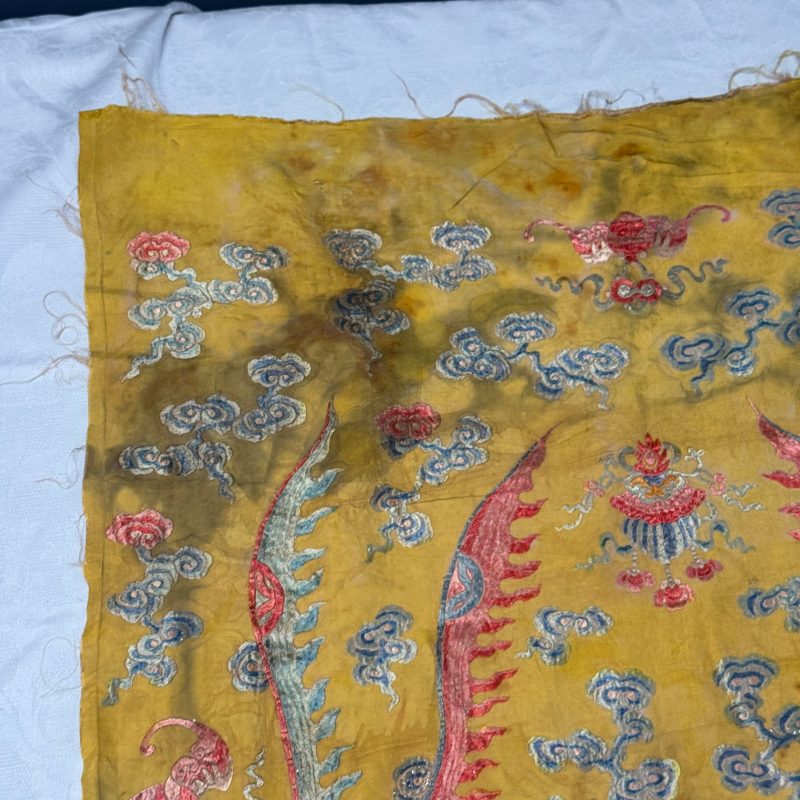 A pair of Chinese yellow-ground embroidered 'Dragons' and 'Phoenixes' panels - 图18