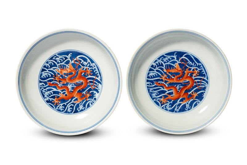 A pair of iron-red and underglaze-blue-decorated 'dragon' dishes, Qianlong mark and of the period (1736-1795) - 图1