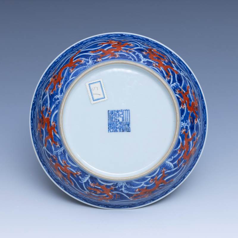A pair of iron-red and underglaze-blue-decorated 'dragon' dishes, Qianlong mark and of the period (1736-1795) - 图3