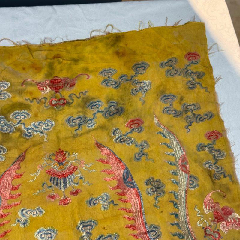 A pair of Chinese yellow-ground embroidered 'Dragons' and 'Phoenixes' panels - 图19
