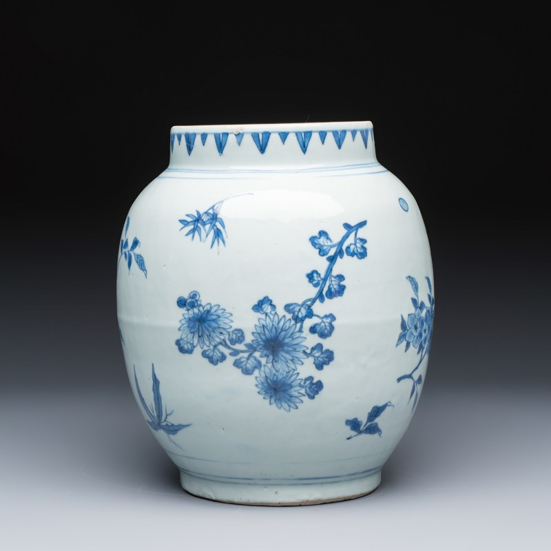A Chinese blue and white vase with floral design and a later wooden cover - 图4