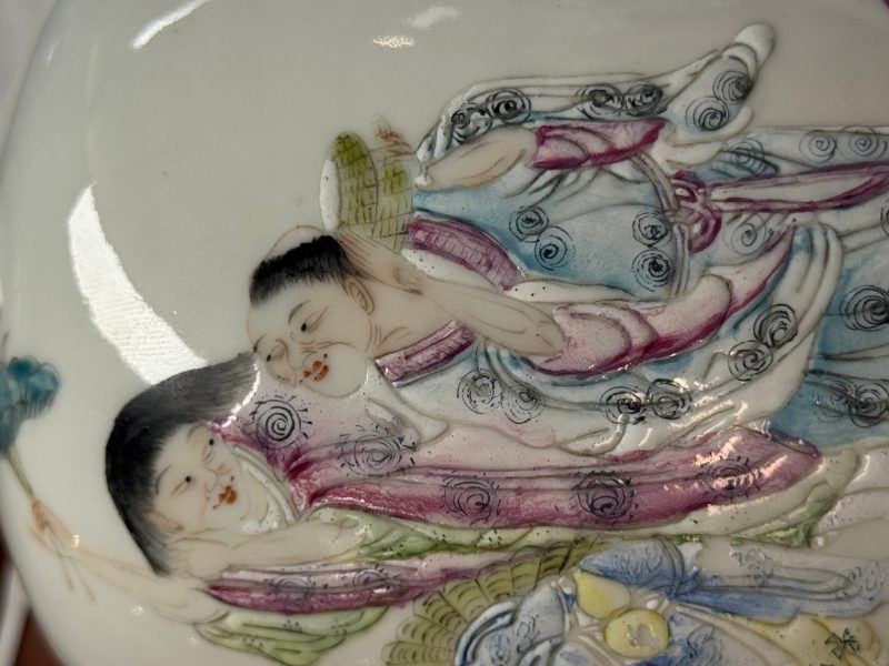 A Chinese famille rose 'Hehe Erxian' and 'Liu Hai' vase - 图10