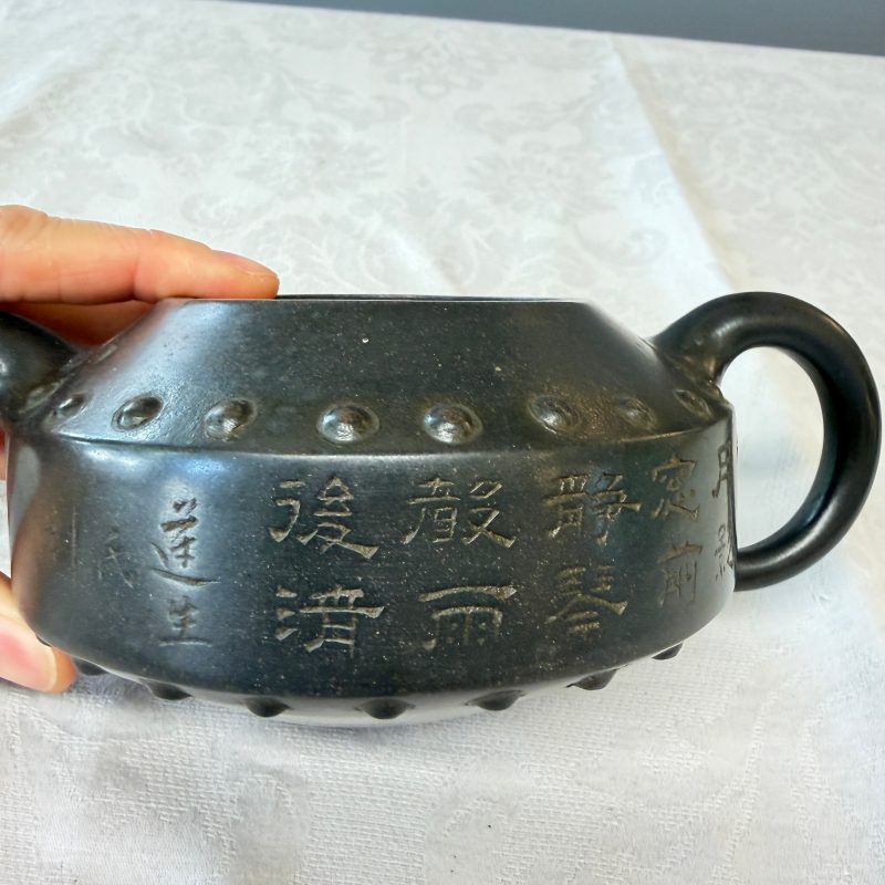 A Chinese inscribed Yixing stoneware teapot with a buffalo finial - 图14