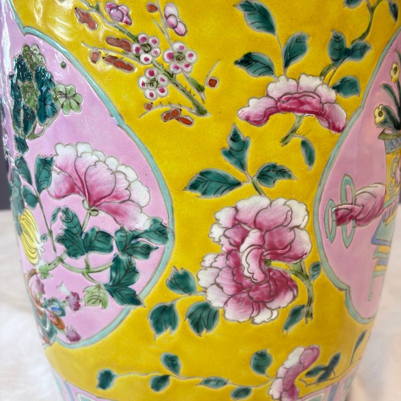 Three Chinese famille rose vases for the Straits or Peranakan market, one mounted as a lamp - 图37