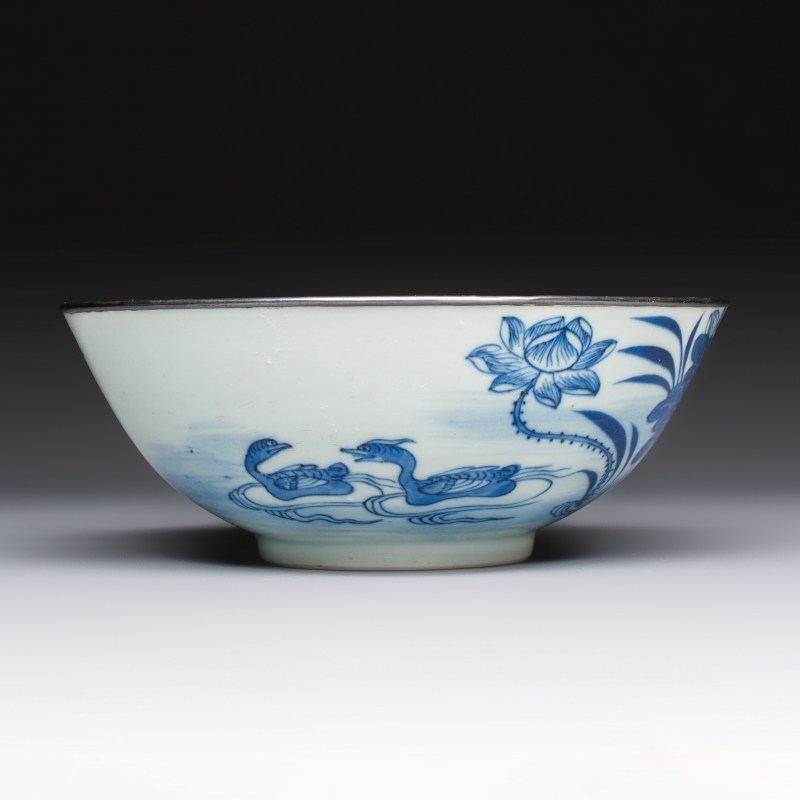 A Chinese blue and white 'Bleu de Hue' bowl with mandarin ducks in a lotus pond and a poem - 图2