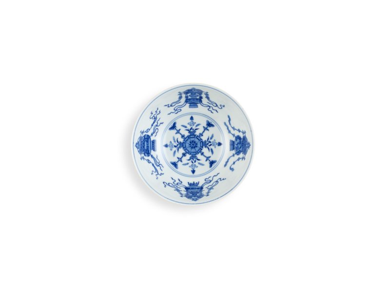 A fine ruby-ground famille-rose sgraffiato ‘medallion’ bowl, Seal mark and period of Qianlong | 清乾隆　胭脂紅地軋道洋彩開光五穀豐登膳盌　 《大清乾隆年製》款 - 图2