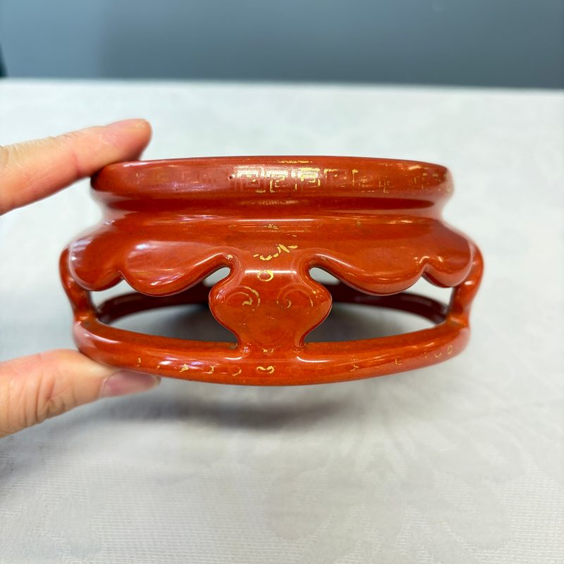 A Chinese gilt-decorated coral-red-glazed stand - 图9