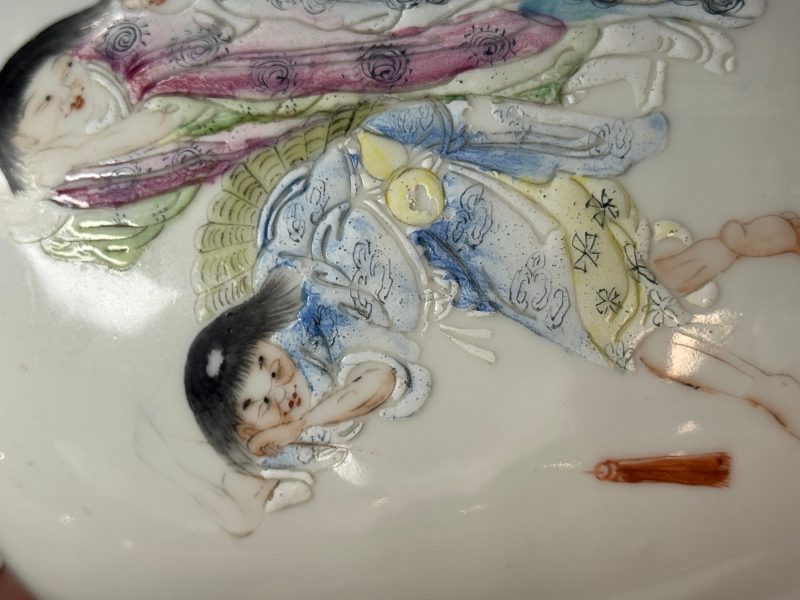 A Chinese famille rose 'Hehe Erxian' and 'Liu Hai' vase - 图11