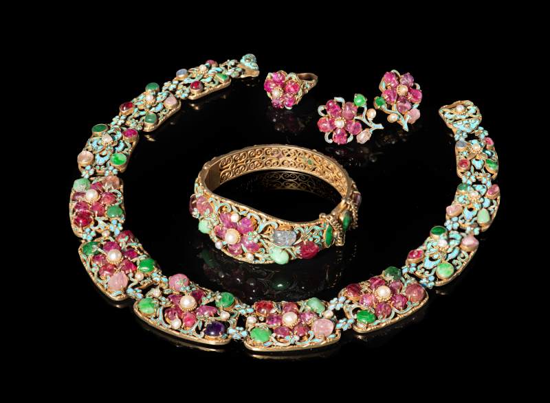 An exquisite parure consisting of a necklace, bracelet, ring and earrings with kingfisher feather inlay - 图1