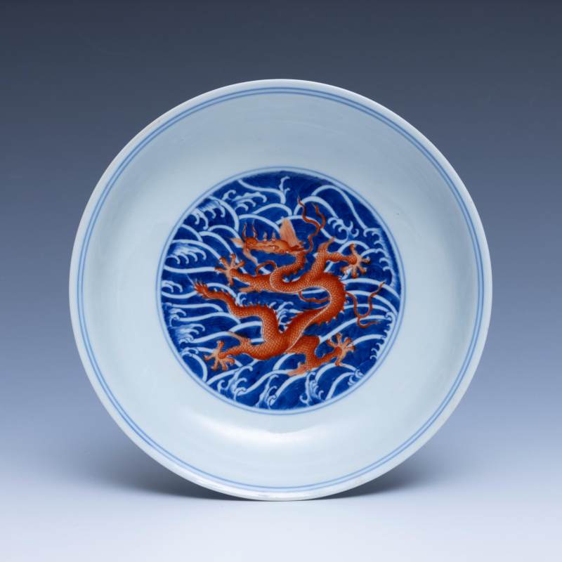 A pair of iron-red and underglaze-blue-decorated 'dragon' dishes, Qianlong mark and of the period (1736-1795) - 图2