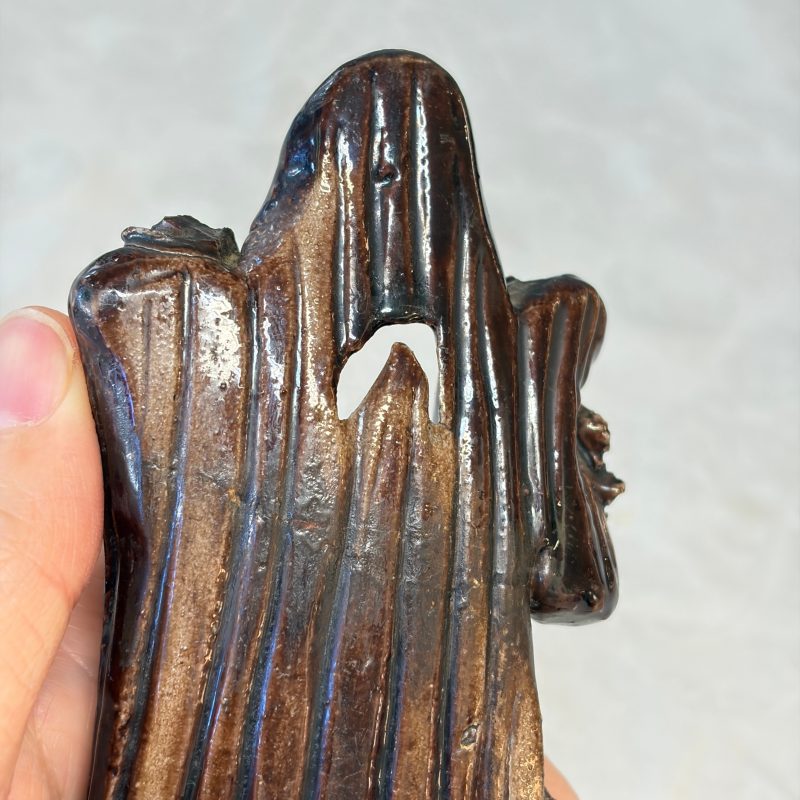 A Chinese aubergine-glazed brush rest and a famille verte sancai biscuit group - 图23