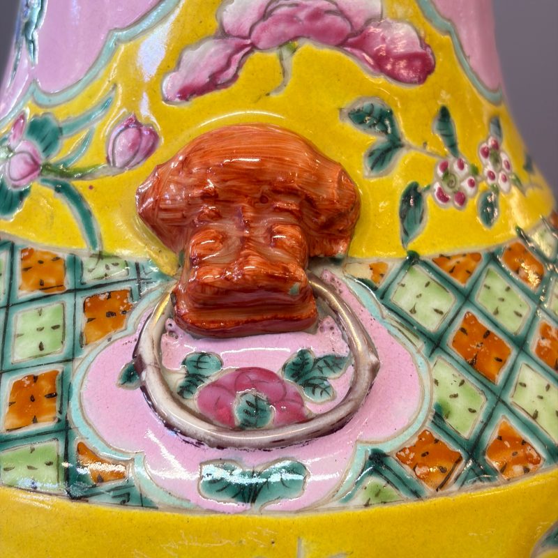 Three Chinese famille rose vases for the Straits or Peranakan market, one mounted as a lamp - 图36