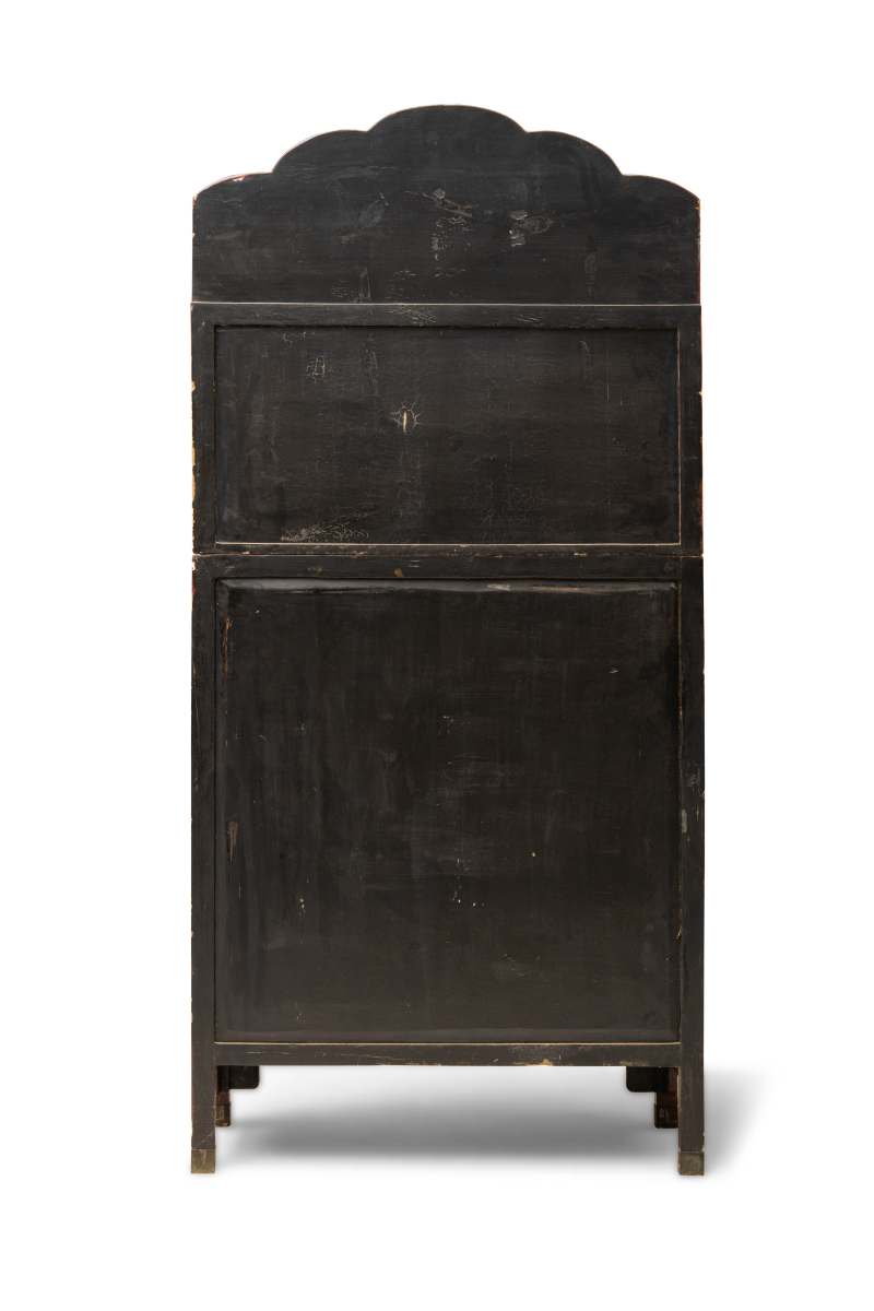 A pair of square-corner red, polychrome and gilt lacquer display cabinets, Lianggegui - 图5