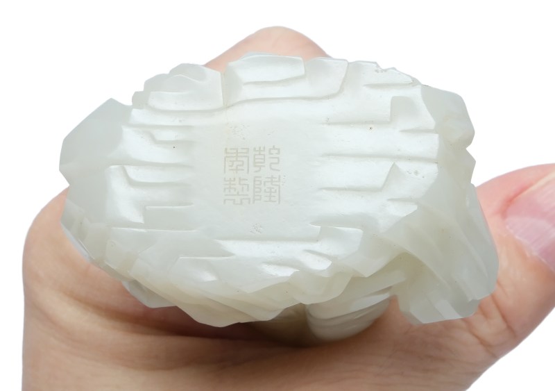 An exceptional white jade figure, Qianlong mark and of the period (1736-1795) - 图3