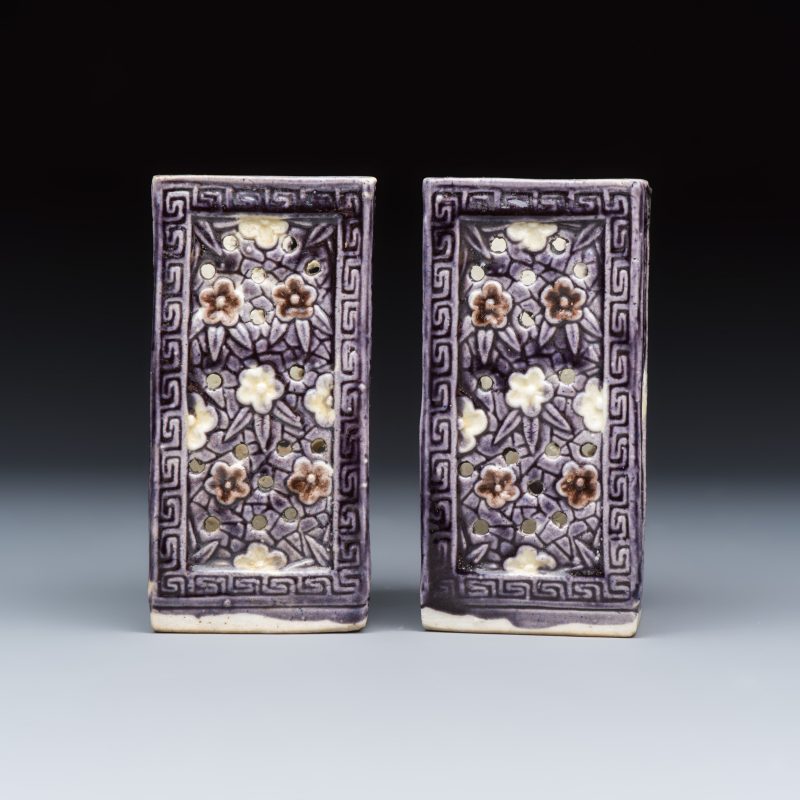 A pair of Chinese aubergine-glazed openworked square brush pots on later wooden stands - 图4