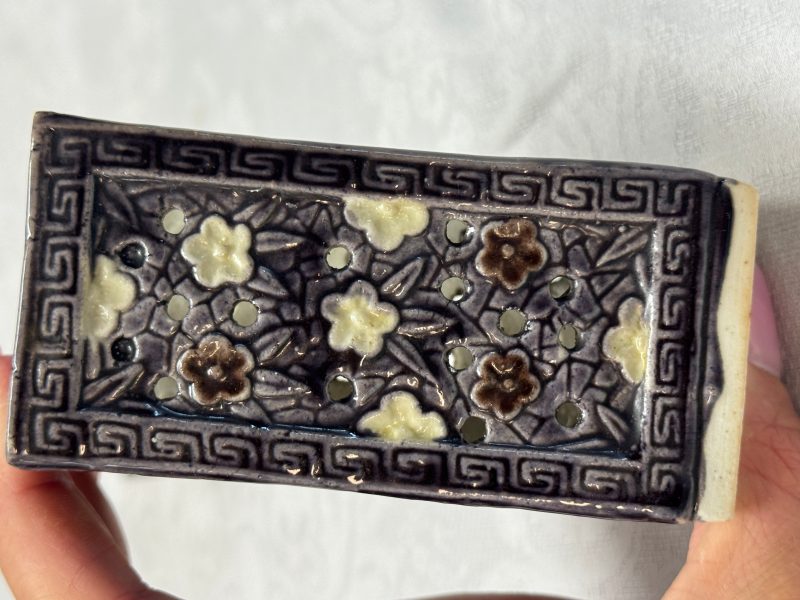A pair of Chinese aubergine-glazed openworked square brush pots on later wooden stands - 图16