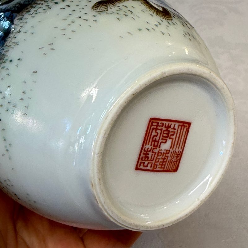A Chinese famille rose vase and a qianjiang cai incense stick holder - 图17