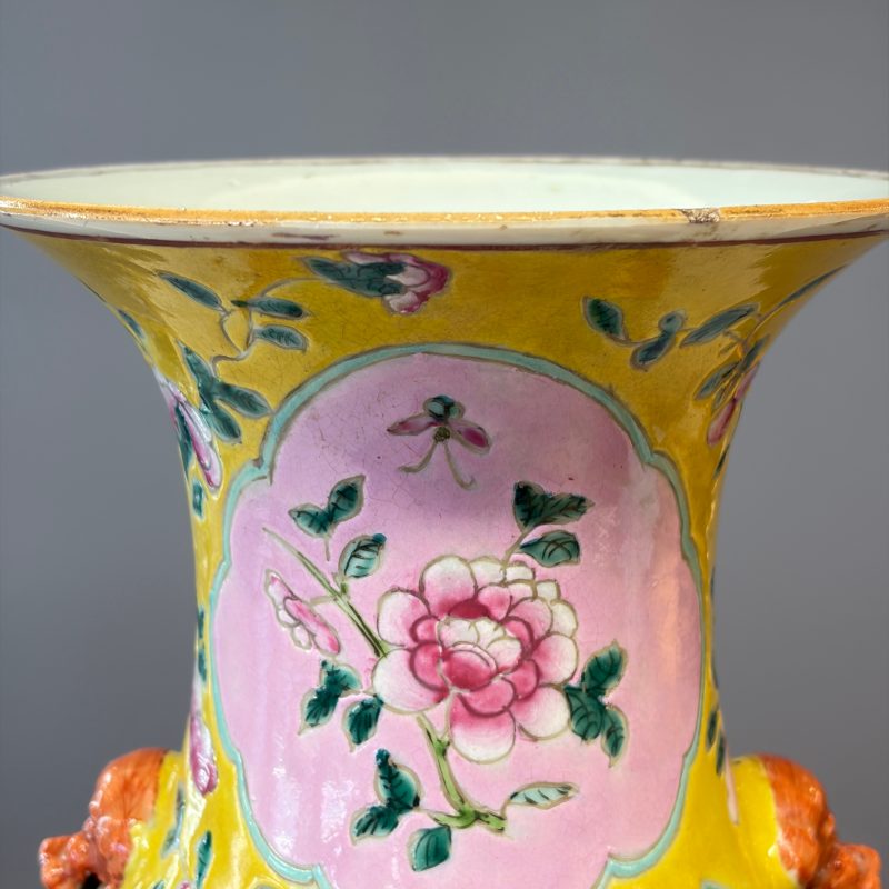 Three Chinese famille rose vases for the Straits or Peranakan market, one mounted as a lamp - 图39