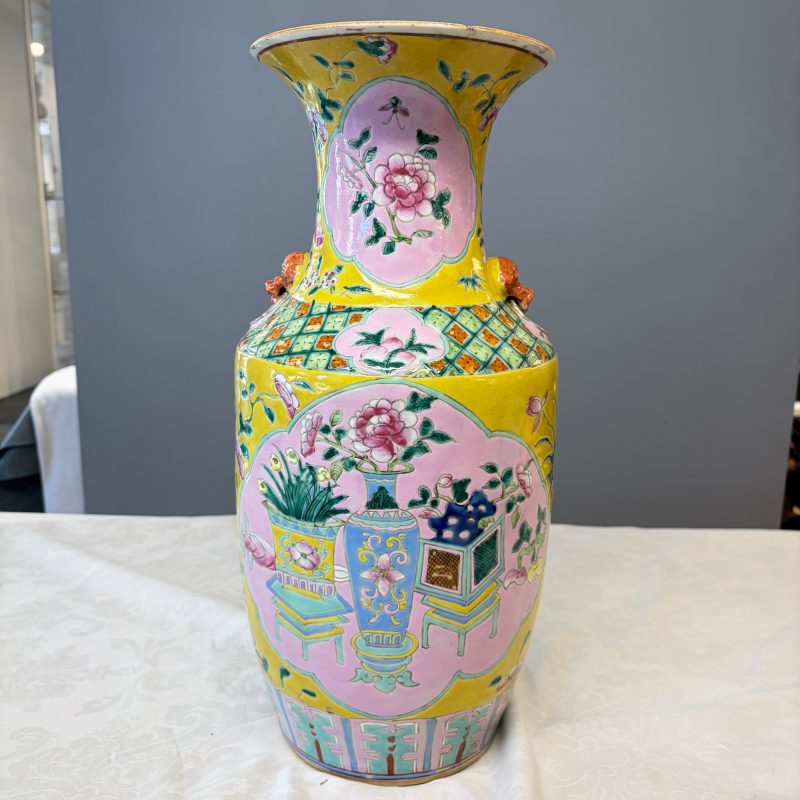Three Chinese famille rose vases for the Straits or Peranakan market, one mounted as a lamp - 图38