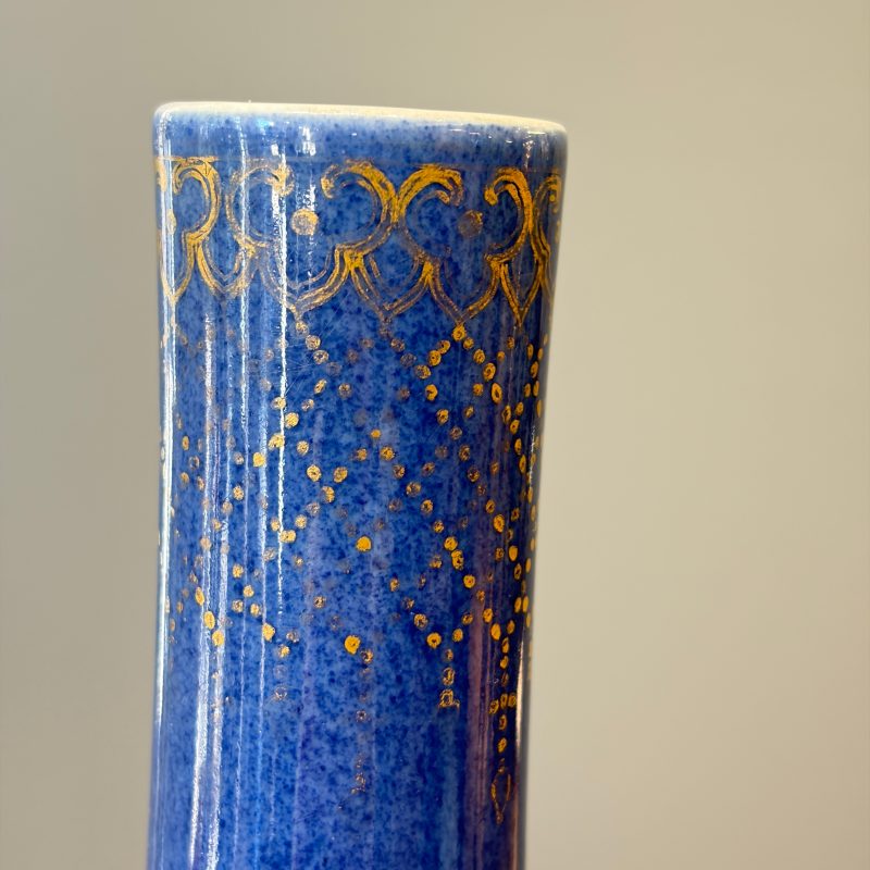A Chinese gilt-heightened powder-blue-ground iron-red decorated 'Carps' vase - 图11