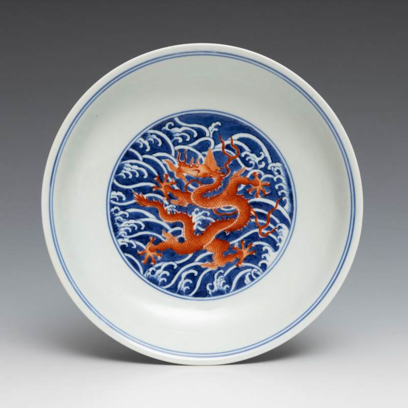 A pair of iron-red and underglaze-blue-decorated 'dragon' dishes, Qianlong mark and of the period (1736-1795) - 图5
