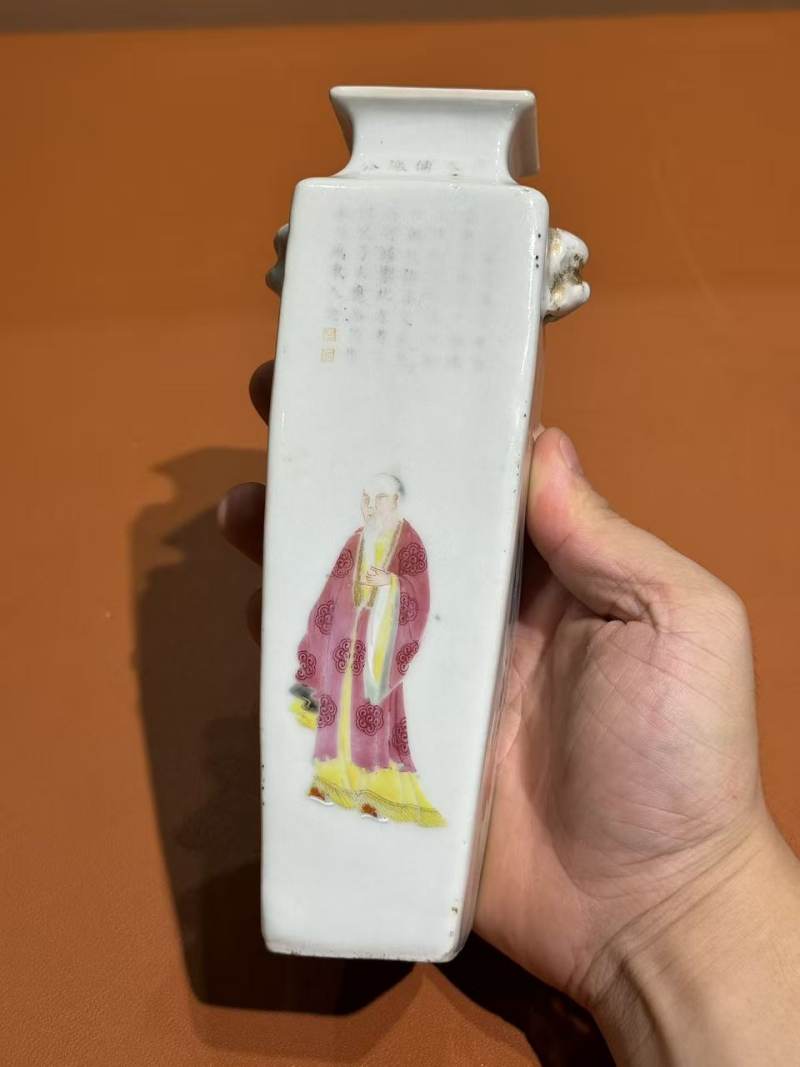 清道光 粉彩无双谱兽耳四方瓶 - 图5