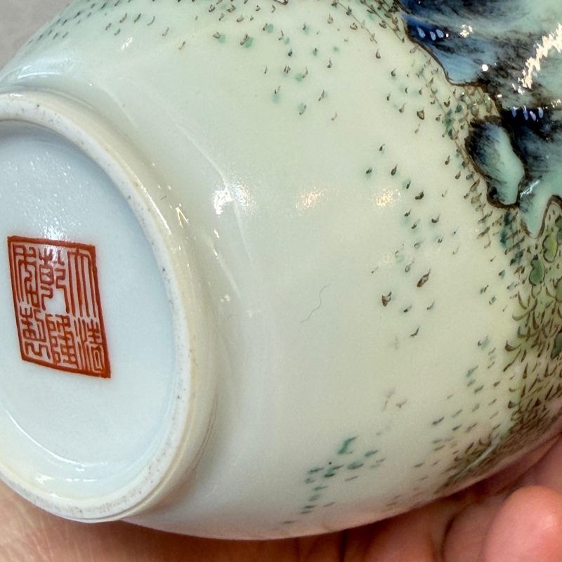 A Chinese famille rose vase and a qianjiang cai incense stick holder - 图18