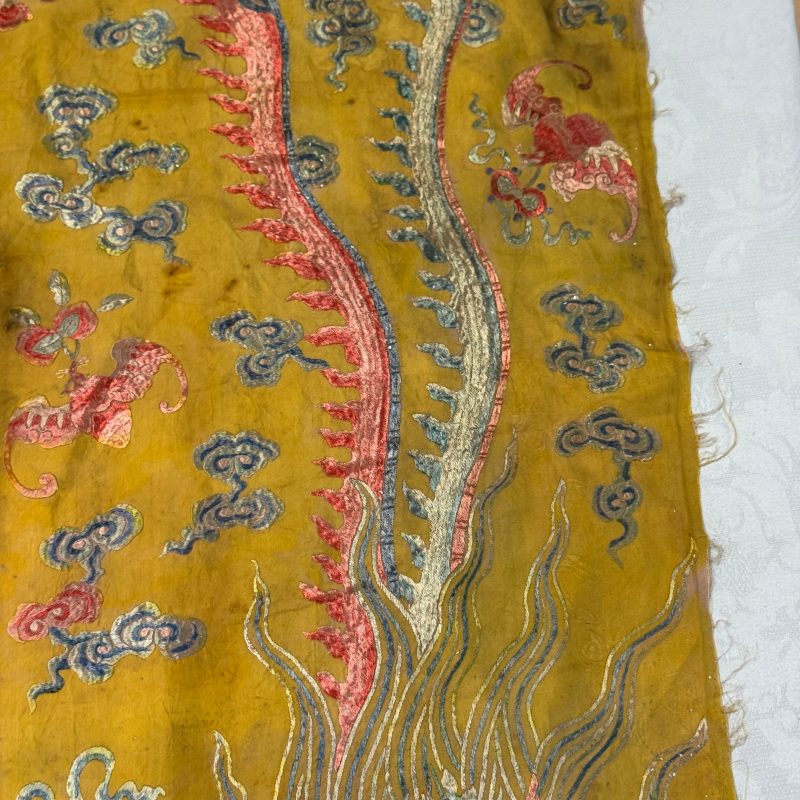 A pair of Chinese yellow-ground embroidered 'Dragons' and 'Phoenixes' panels - 图20