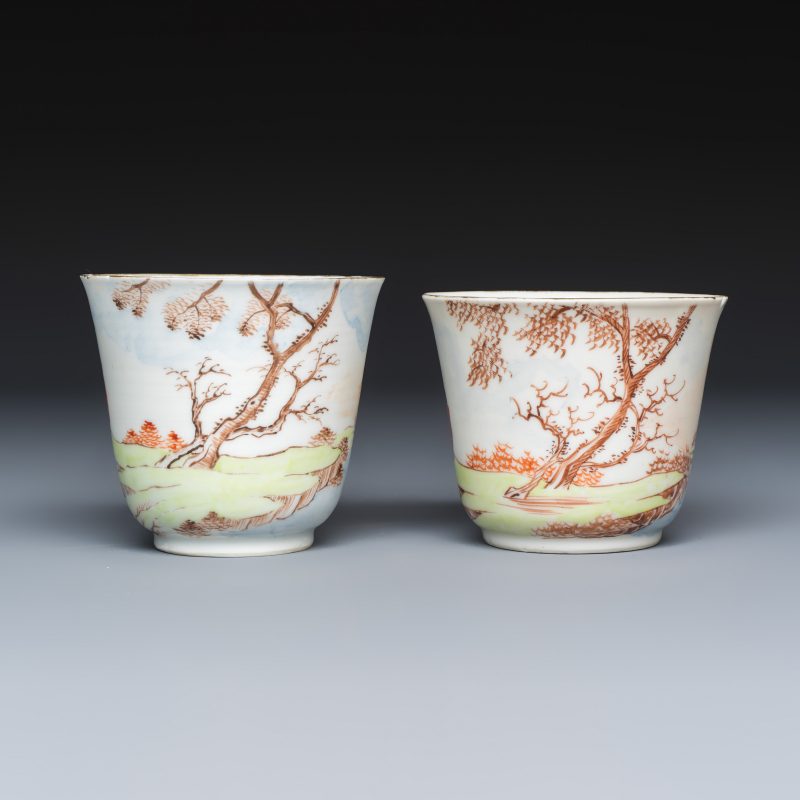 A pair of Chinese famille rose Meissen-style tea bowls and saucers with a harbour scene - 图5
