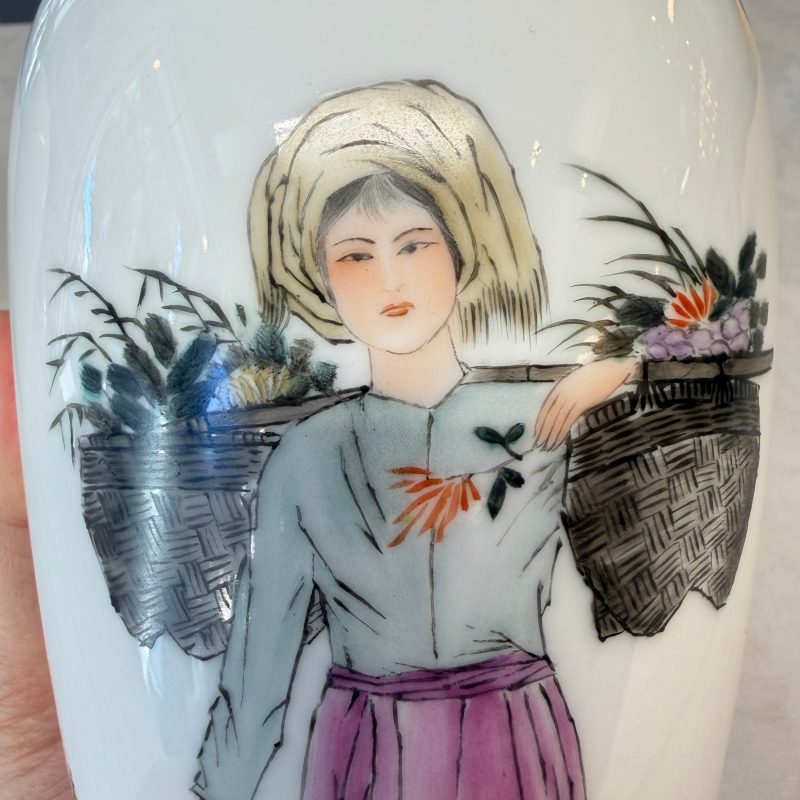 Two Chinese polychrome semi-eggshell vases with figural design - 图27